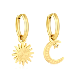 Boucles d'oreilles asymétriques plaquées or avec motifs soleil lune et détails en zircon