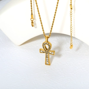 Collier croix Ankh dorée en acier inoxydable avec cristaux brillants sur chaîne corde