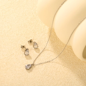 Elegantes Schmuckset mit Tropfen-Zirkonia, Silberhalskette und Ohrsteckern auf Display
