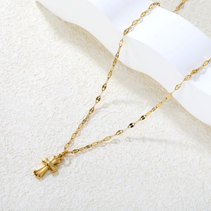 Collier élégant en acier inoxydable plaqué or 18k avec pendentif croix poli pour femme