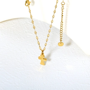 Collier minimaliste avec pendentif croix en acier inoxydable plaqué or 18 carats