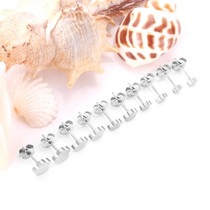 Dettaglio di cinque paia di orecchini a lobo a fiore argento su conchiglie