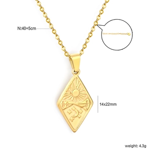 Détail du pendentif tarot doré avec motifs soleil lune et dimensions de 14x22mm