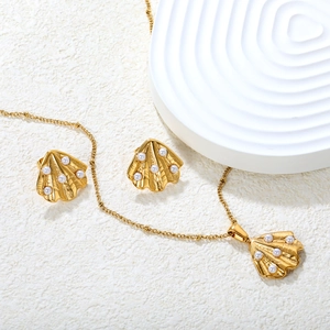 Elegante set di gioielli a conchiglia dorata con collana e orecchini con perle bianche