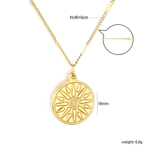 Détail du pendentif soleil en or 18K, diamètre 18mm avec chaîne ajustable 40+5cm