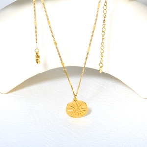 Collier en acier inoxydable plaqué or 18 carats avec pendentif soleil et chaîne chic
