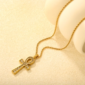 Collier pendentif croix Ankh doré avec strass scintillants sur une chaîne torsadée