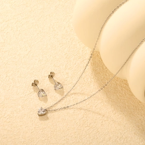 Parure élégante collier pendentif cœur et boucles d'oreilles en zircone brillante