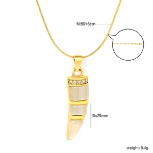 Collier corne dorée avec opale blanche et strass sur fine chaîne serpent, longueur 50+5cm