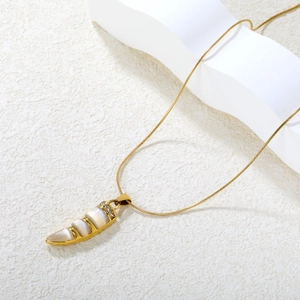 Collier doré avec pendentif en défense, pierres œil de chat blanches et zircons