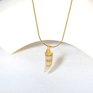 Collier doré avec pendentif corne d'ivoire segmenté et détails en zircons pavés