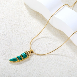 Détail du collier plaqué or 18K avec pierres turquoise et micro-pavé de zircons
