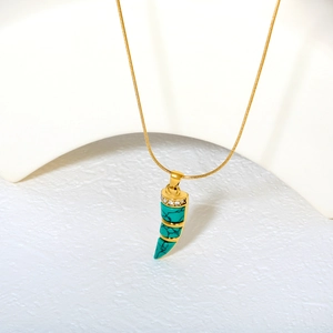 Collier chaîne serpent dorée avec pendentif turquoise en corne et accents de diamants