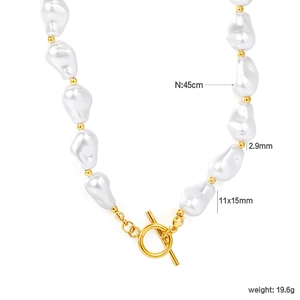 Détail du collier de perles baroques avec perles dorées et fermoir en T, longueur 45cm