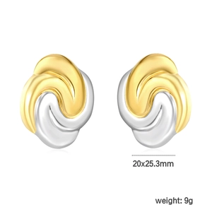 Makroaufnahme abstrakter Twist-Ohrringe in zweifarbigem Gold und Silber, Größe 20x25,3 mm