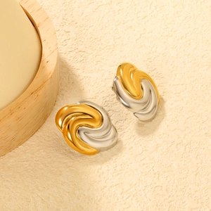 Details von 18K vergoldeten und silbernen Spiralohrsteckern mit hochglanzpoliertem Finish