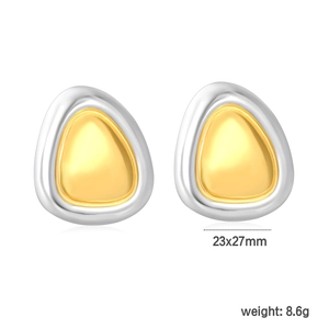 Detailansicht unregelmäßiger geometrischer Ohrringe in Gold und Silber, Größe 23x27mm