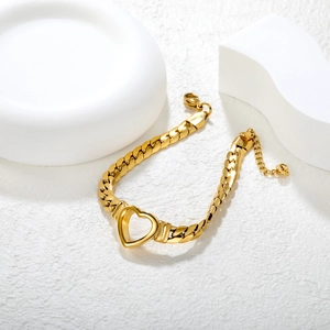 Klassisches goldenes Gliederkettenarmband mit hohlem Herzanhänger auf hellem Grund