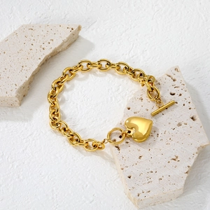 Goldenes Gliederkettenarmband aus Edelstahl mit Herzanhänger und Knebelverschluss
