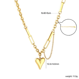 Vue détaillée du collier coeur doré avec dimensions 12,3x14,6mm et longueur de 40+5cm