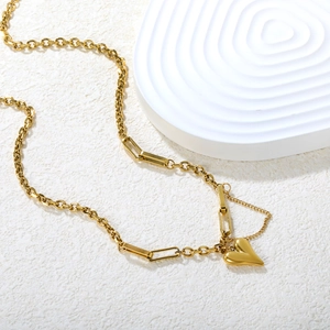 Collier minimaliste en acier inoxydable plaqué or 18K avec pendentif cœur et franges