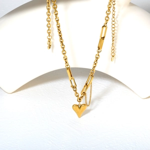 Collier hip-hop avec pendentif cœur doré et chaîne à maillons mixtes sur présentoir