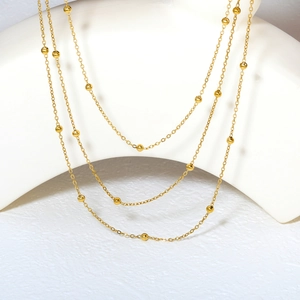 Dreilagige 18K vergoldete Perlenkette mit minimalistischem mehrlagigem Design