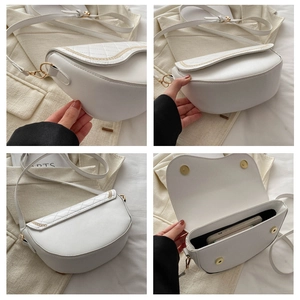 Detalle del bolso de silla blanco con acolchado, ribete dorado y estructura interior