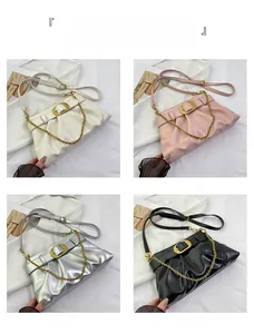 Collage de quatre sacs plissés sous les bras avec boucles dorées en blanc, rose, argent et noir