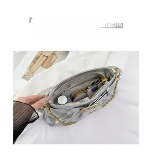 Vue intérieure du grand sac à bandoulière argenté avec compartiments et chaîne dorée