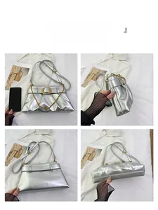 Détails multi-angles du sac à bandoulière plissé argenté avec boucle dorée et chaîne