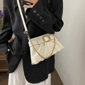 Sac bandoulière plissé crème chic avec chaîne dorée et boucle en métal vintage