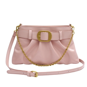 Sac à bandoulière en similicuir rose avec boucle dorée et chaîne sur fond blanc