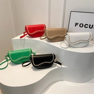 Sac Selle Matelassé à Losanges pour Femmes Sac à Épaule en Cuir PU à la Mode avec Décoration de Chaîne en Or