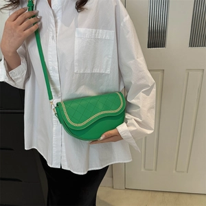 Sac selle vert matelassé avec bordure chaîne dorée et bandoulière réglable pour femme