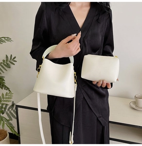 Détails d'un ensemble de sacs seaux blancs avec poignée en résine et boucle dorée