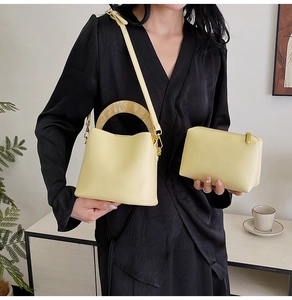 Détail du sac seau jaune clair avec poignée en résine marbrée et pochette assortie