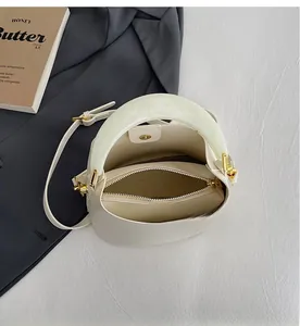 Détail de l'intérieur du sac seau beige avec compartiments et poignées effet marbre