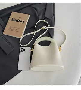 Comparaison de taille détaillée d'un sac seau blanc avec poignée en résine et smartphone
