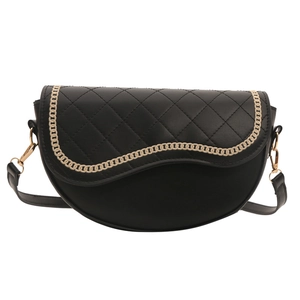 Bolso silla de montar negro acolchado con ribete de cadena dorada y correa ajustable