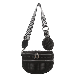 Borsa a tracolla borchiata nera con ampia tracolla a spina di pesce e mini borsellino