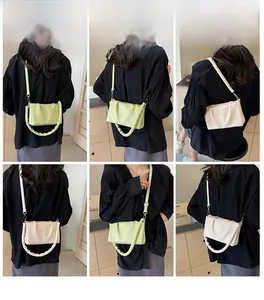 Détails du sac carré plissé tendance avec bandoulière et poignée torsadée chic