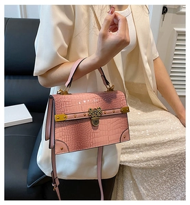 Borsa rosa con motivo a coccodrillo, chiusura vintage dorata e rivetti metallici decorativi