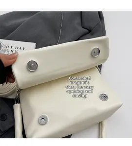 Détail du sac plissé blanc crème avec fermetures à double aimant invisible sécurisées