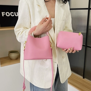 Ensemble sac seau rose avec poignées en résine et pochette intérieure pour femme