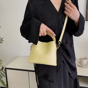 Sac seau jaune pâle minimaliste avec poignée en résine marbrée et bandoulière