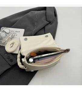 Vue détaillée de l'espace intérieur ouvert et de la capacité du sac bandoulière beige