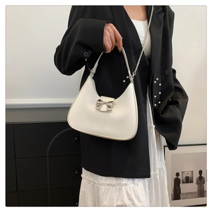 Sac sous le bras demi-lune blanc avec nœud argenté et bandoulière sur mannequin