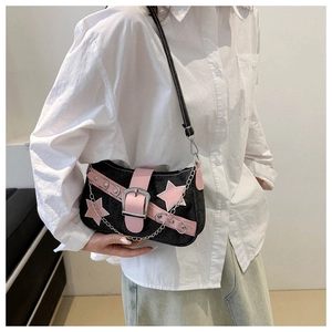 Dettaglio borsa baguette Y2K in denim con stelle rosa e dettagli di catena argentata