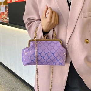 Pochette viola con paillettes a squame di pesce e tracolla a catena dorata